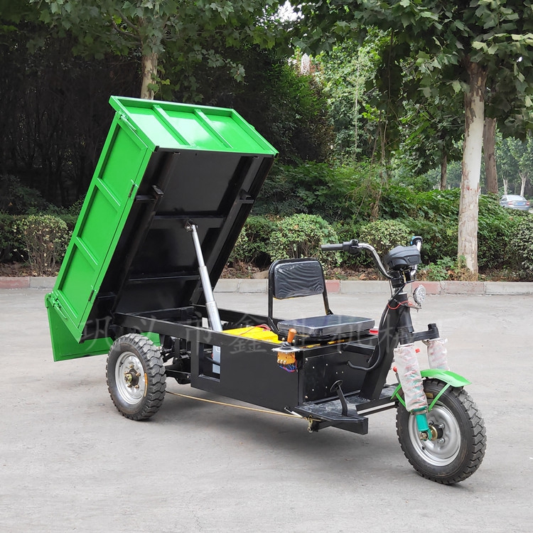 電動翻斗車轉(zhuǎn)運(yùn)作業(yè)在抗洪一線